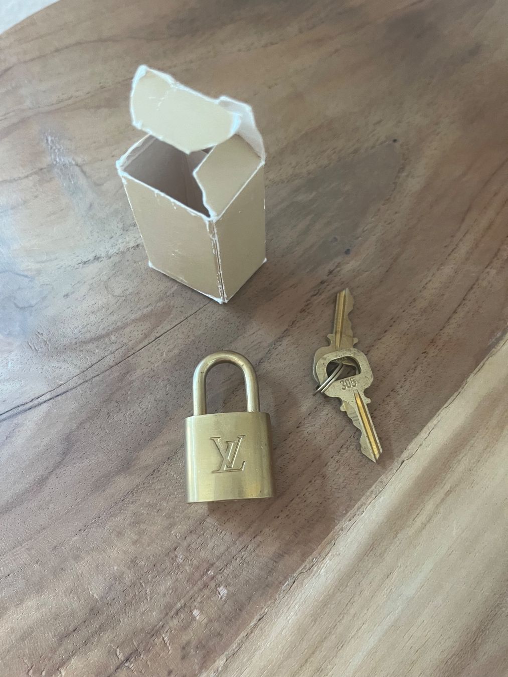 Lucchetti: Louis Vuitton Schloss mit 2 Schlüssel Original – Usato da Bülach venduto da cloudi888