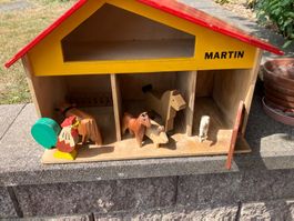 Älterer Bauernhof aus Holz mit Tieren  guter Zustand