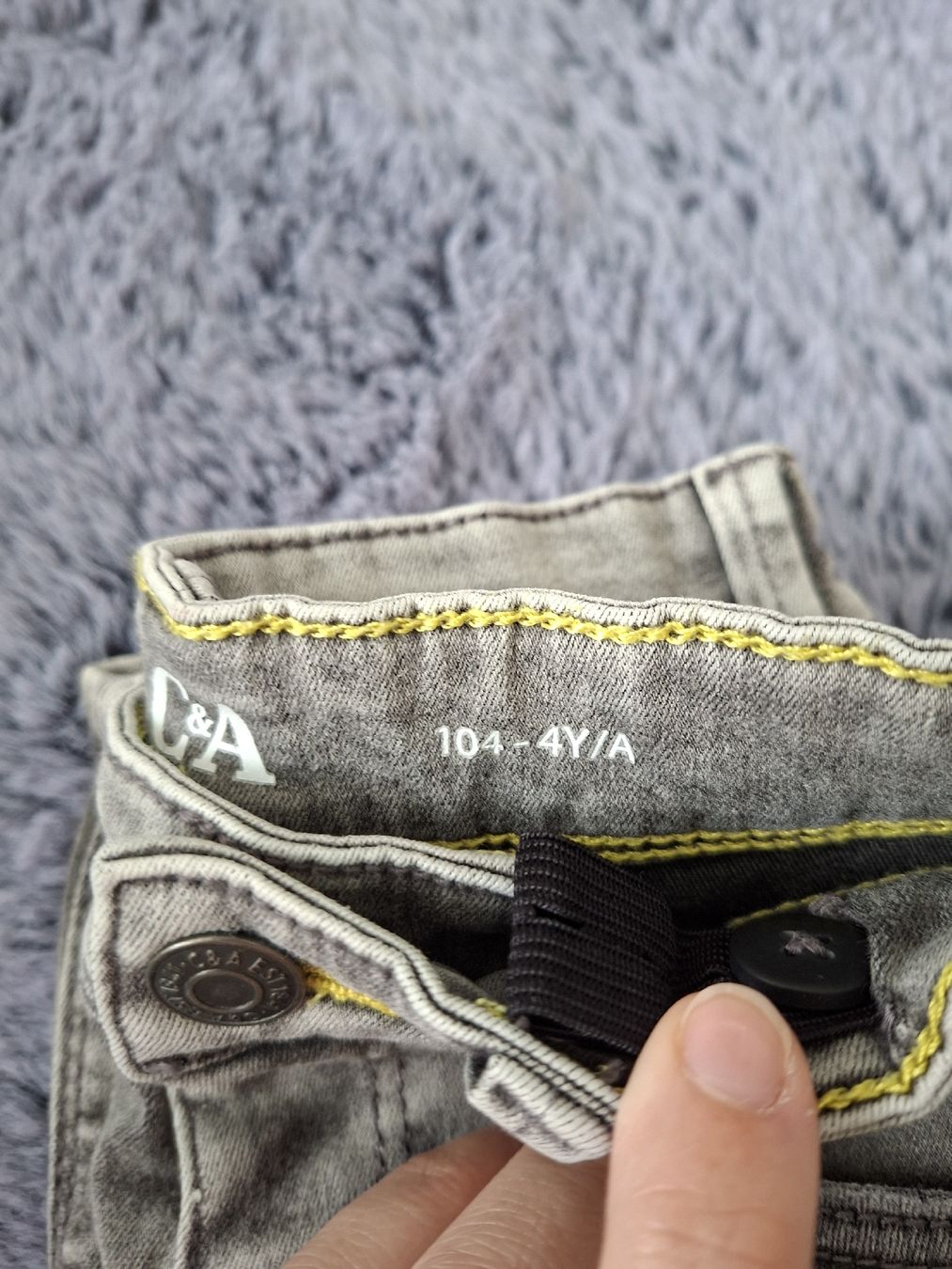 Hosen: Coole Jeans-Shorts Sommer Gr. 104 – Gebraucht aus Winterthur von Ausmisten2026 1