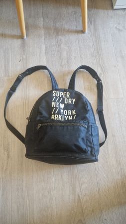 Superdry Rucksack schwarz Logo guter Zustand