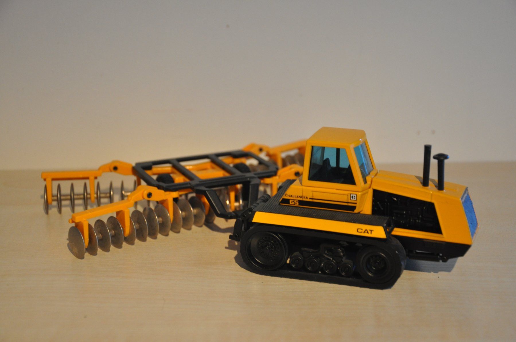 Caterpillar Modellbausätze & Standmodelle: CAT Challenger 65 mit Egge – Gebraucht aus Mitlödi von worker04 3