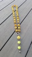 Collier avec perles en verre de couleur jaune