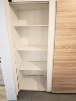 Schrank mit Scheibentüre weiss Holz optik