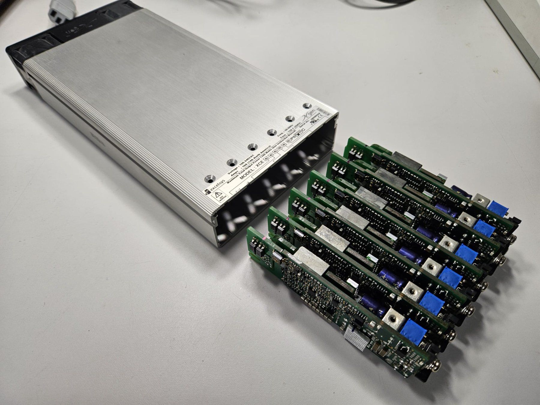 Componenti elettronici: Modulares Netzteil Excelsys mit 6 Modulen – Nuovo (secondo la descrizione) da Genestrerio venduto da GIDI02