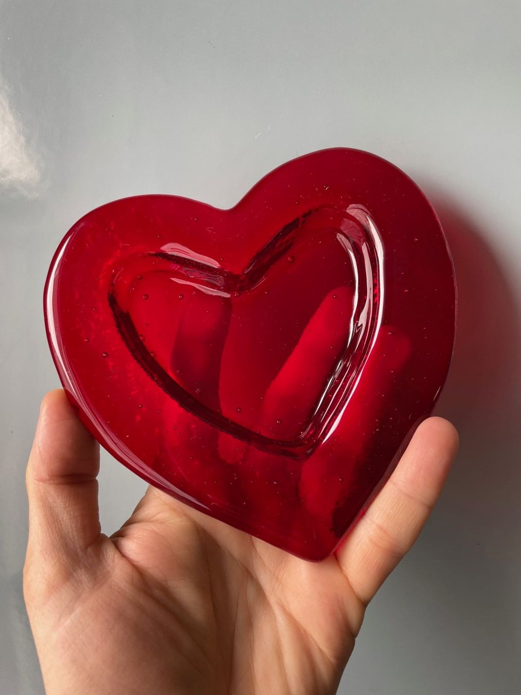 Alle Dekorationen: Kleine rote Herz-Schale aus Glas – Gebraucht aus Buchs SG von Handyman77