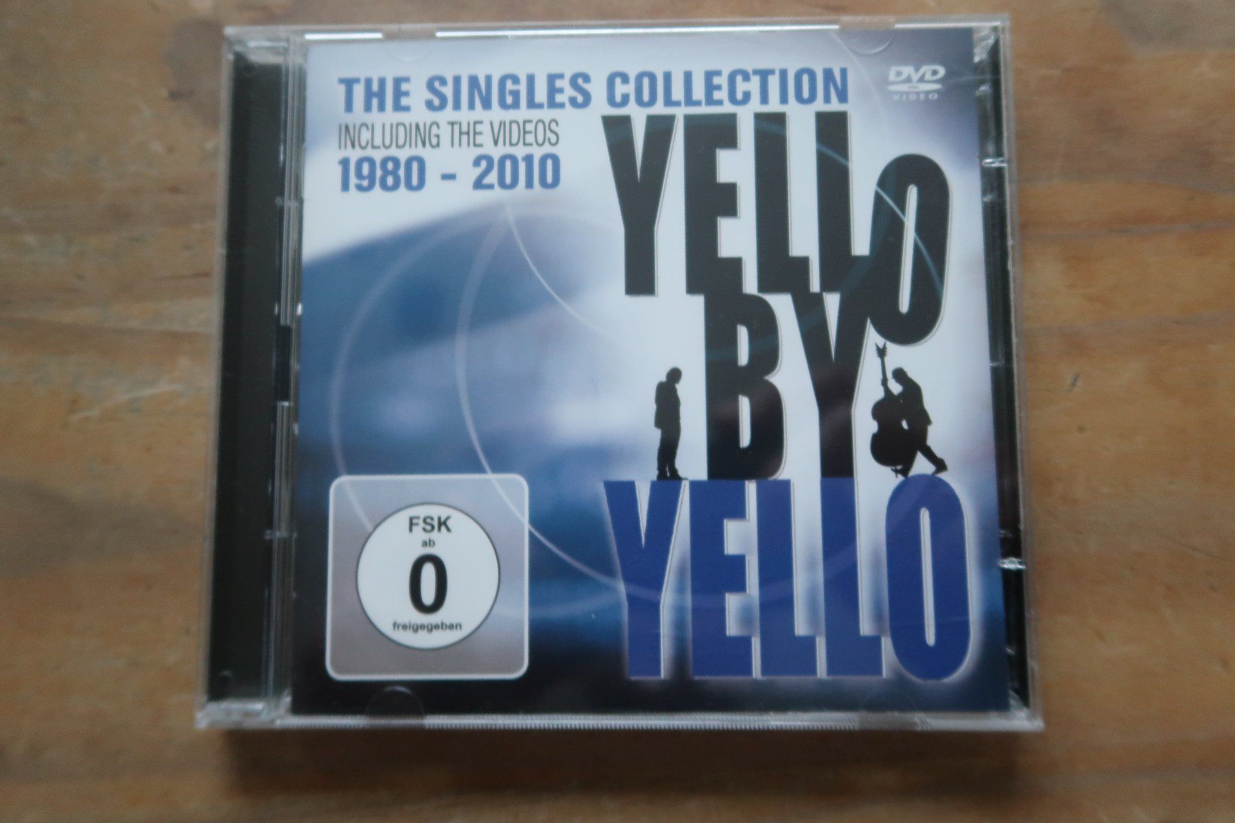 CD: YELLO - THE SINGLES COLLECTION - CD + DVD – Usato da Basel venduto da Patiscat