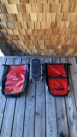 Thule Gepäckträger mit zwei Ortlieb Taschen rot schwarz