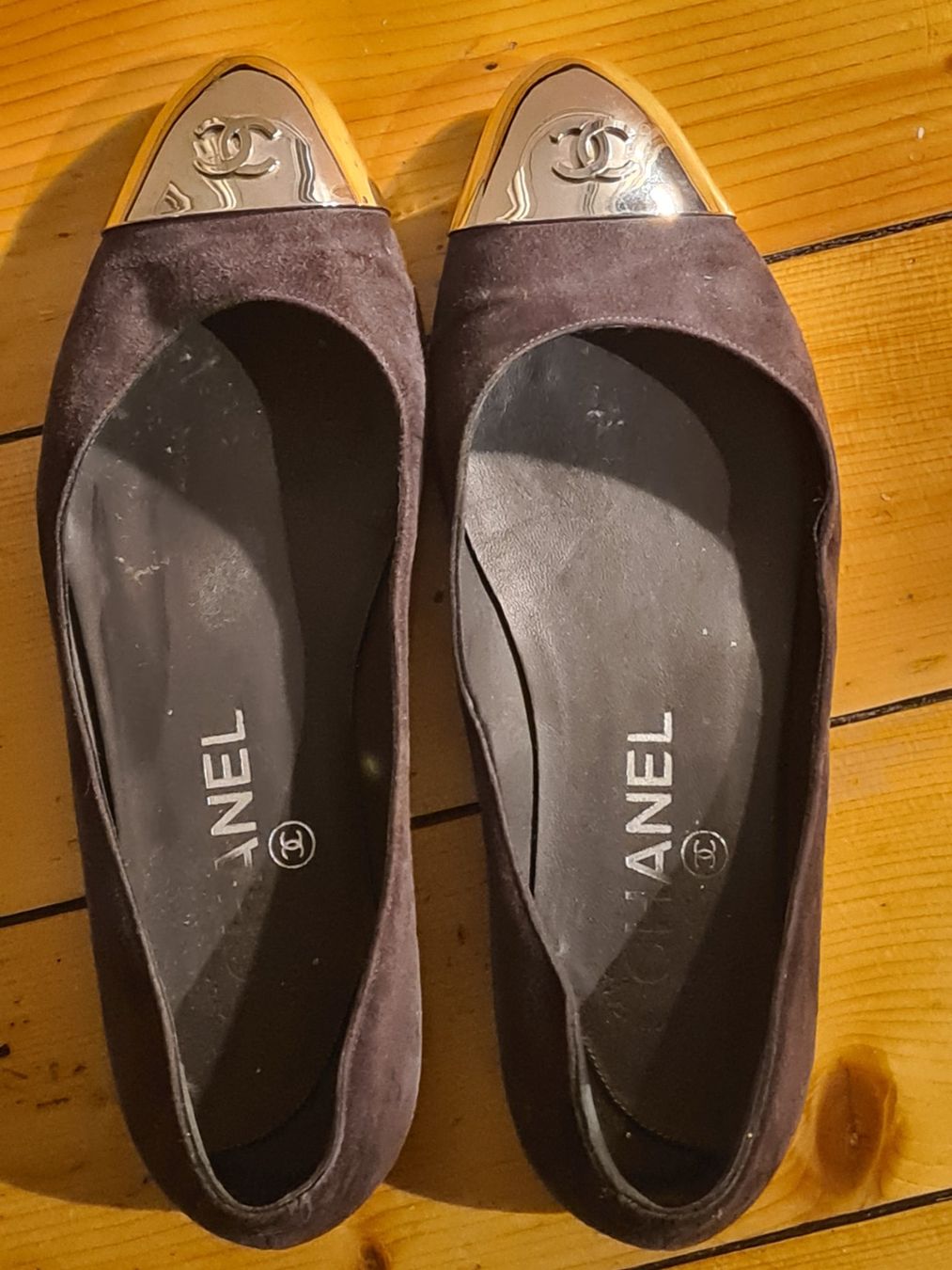 Chanel Scarpe da donna: Ballerines Chanel en daim suède gris 36 – Usato da Genève venduto da Tresor305 1