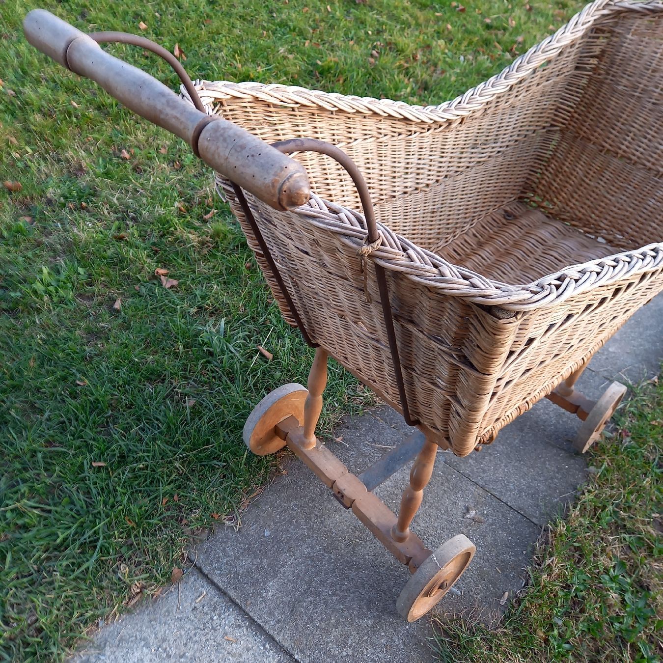 Culle: Antiker Stubenwagen mit Holzräder – Usato da Galgenen venduto da Allerlei8854 3