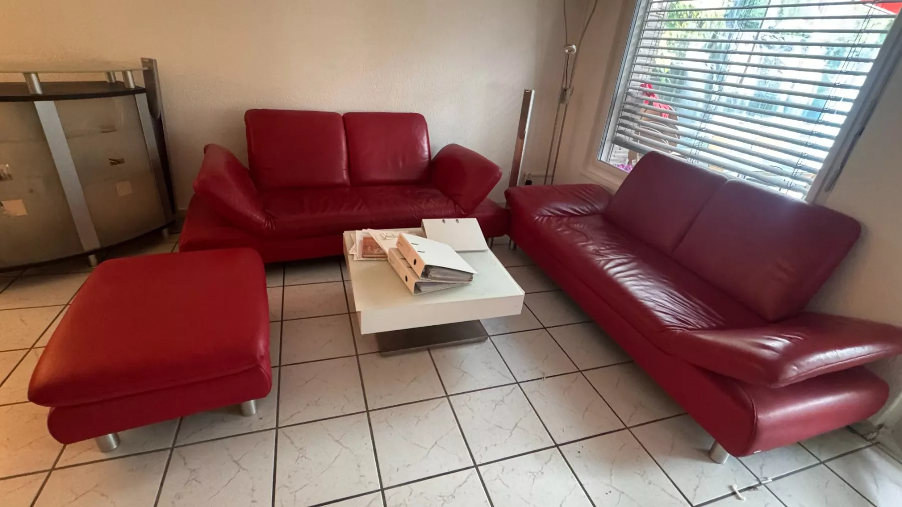 Koinor Divani: Koinor Tara Echtleder-Sofagarnitur Rot (2 Sofas plus Hocker) – Usato da Bertschikon Gossau venduto da chive2000
