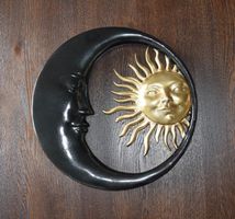 Sonne und Mond Wandrelief