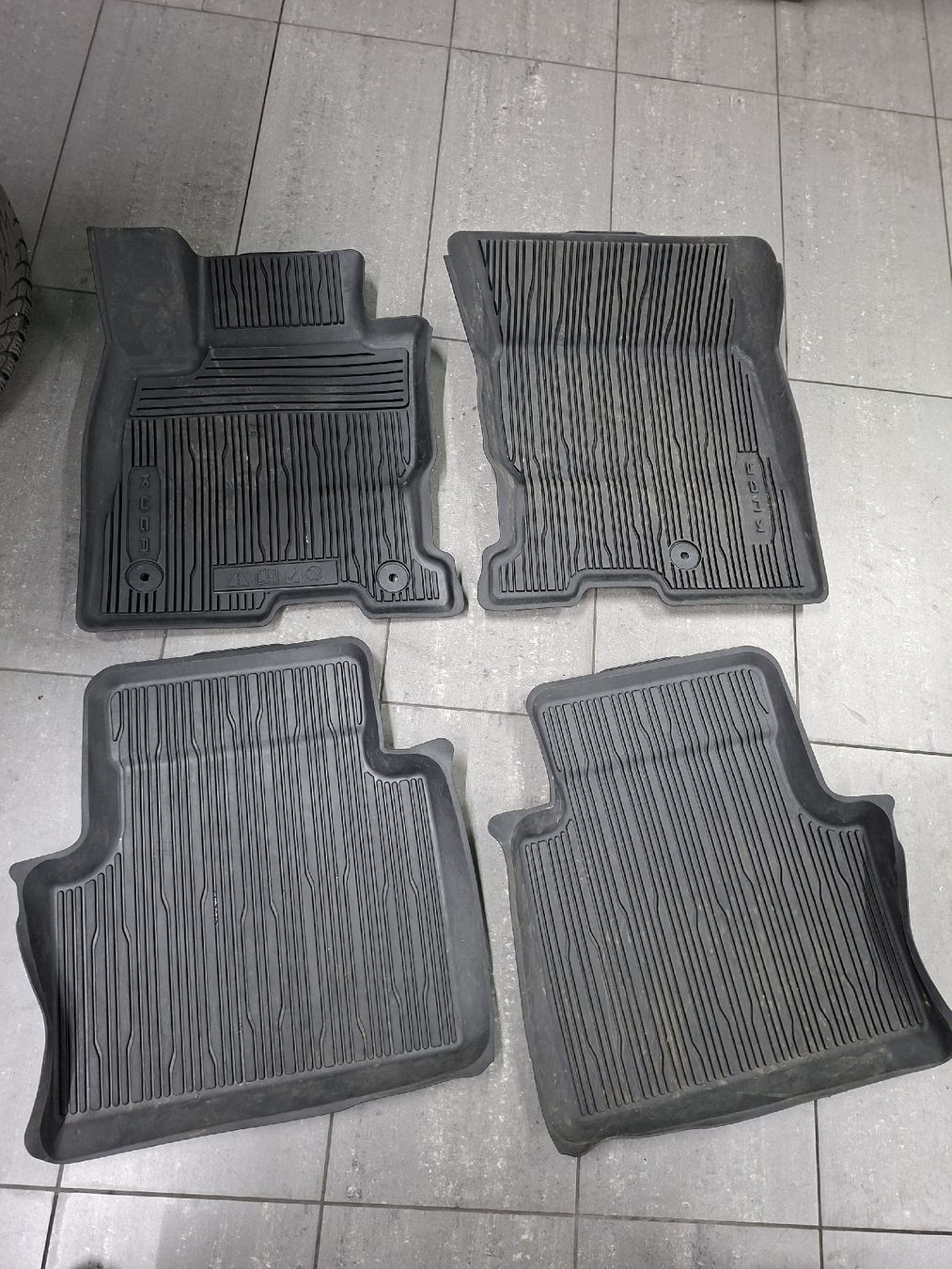 Ford Tappeti & Tappetini: Gummi Teppich für Ford Kuga – Usato da Buchs ZH venduto da Giova.RM 1