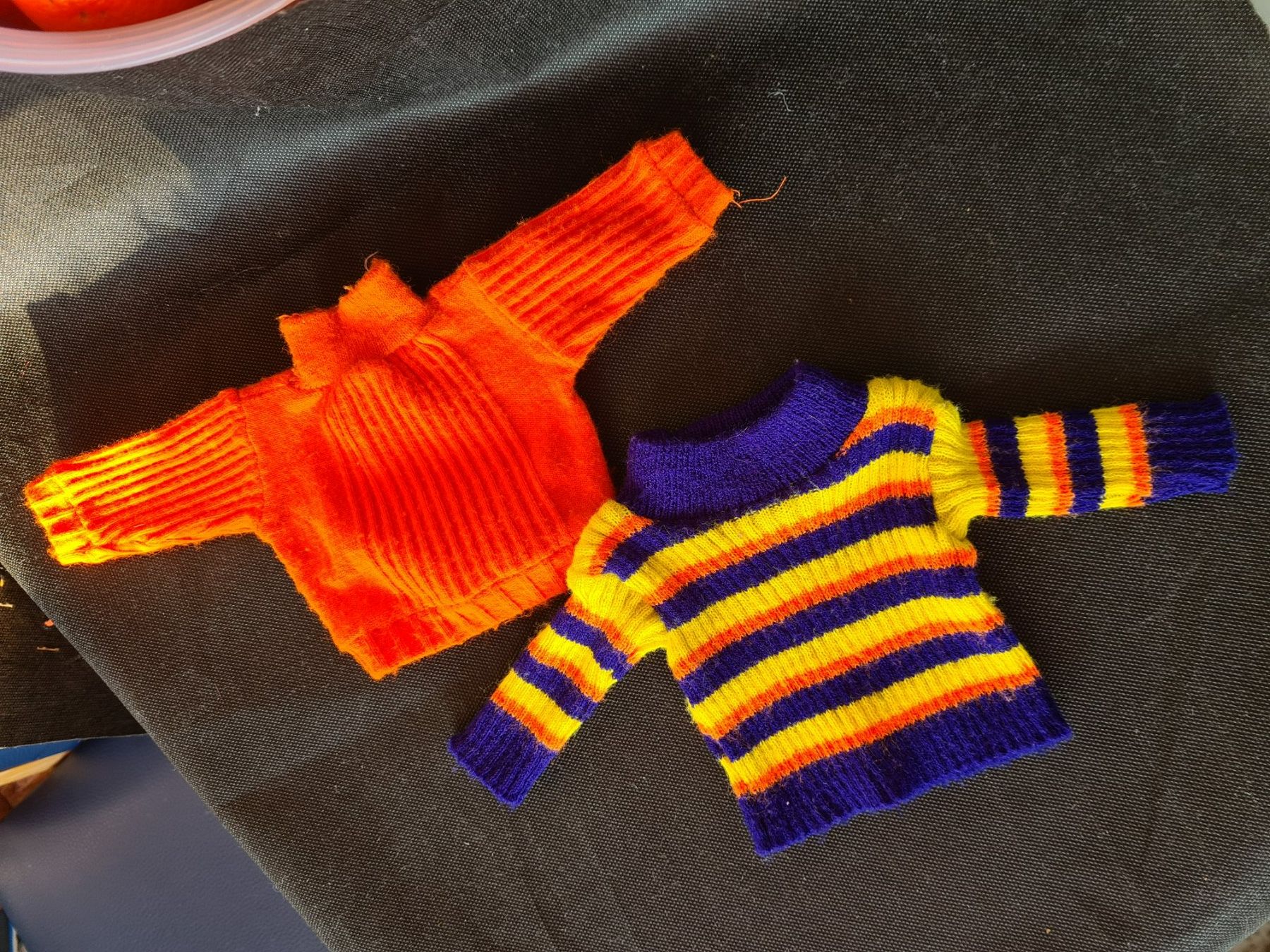 Sasha Morgenthaler Bambole: 2 süsse Original Sasha Puppenpullover um1968/70 – Usato da Münchenbuchsee venduto da babilibern