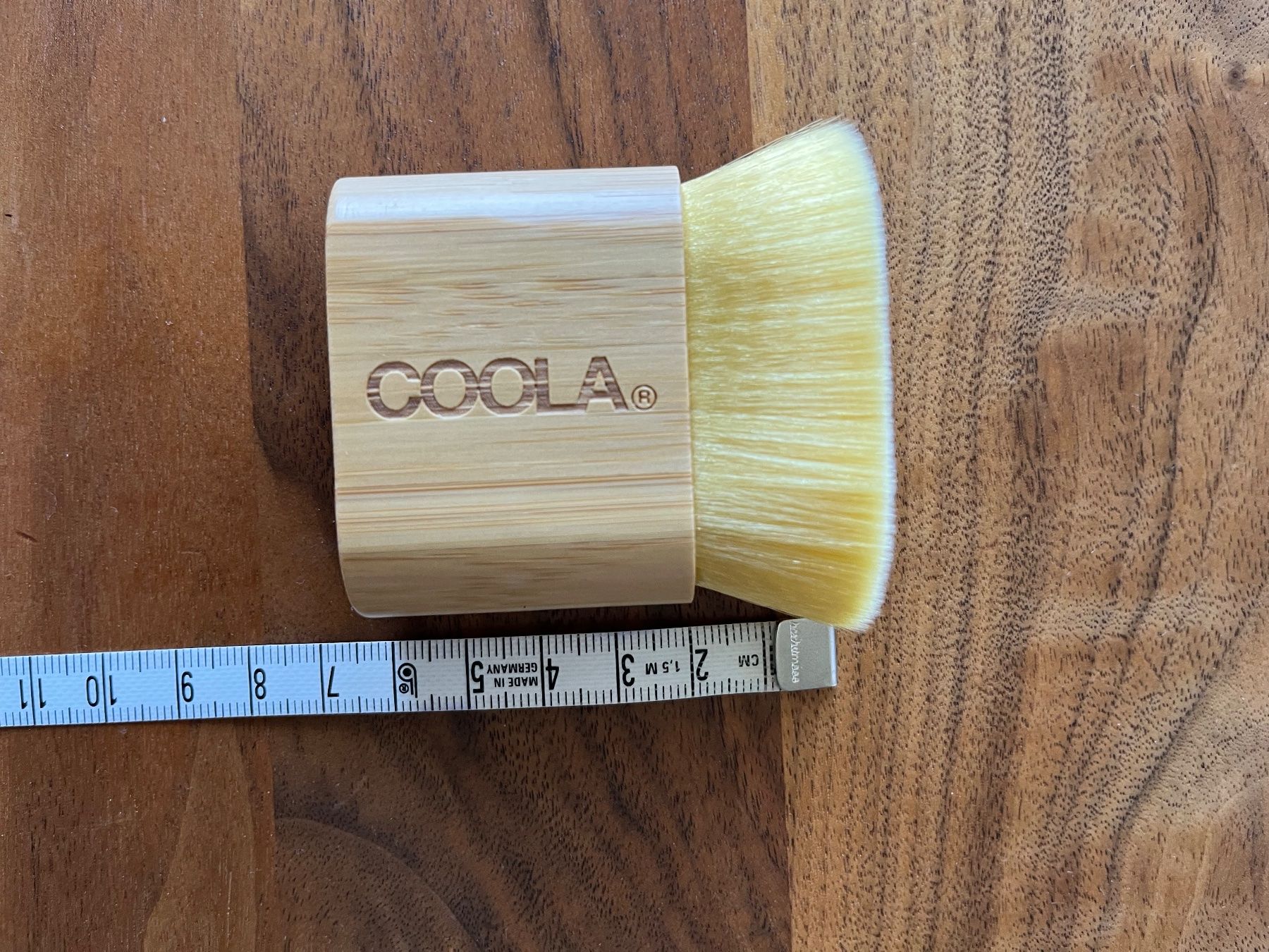 Make-up: NEU Coola Sunless Tan Kabuki Body Brush – Nuovo (secondo la descrizione) da Wilen b. Wollerau venduto da rosmarin13 1