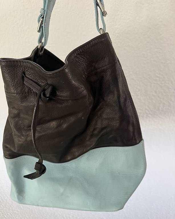 Taschen für Damen: Blau-schwarze Ledertasche – Gebraucht aus Bergdietikon von ulr_r9x5