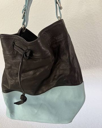 Blau-schwarze Ledertasche