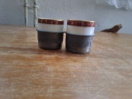 Zwei Becher mit Halterung Porzellan Metall