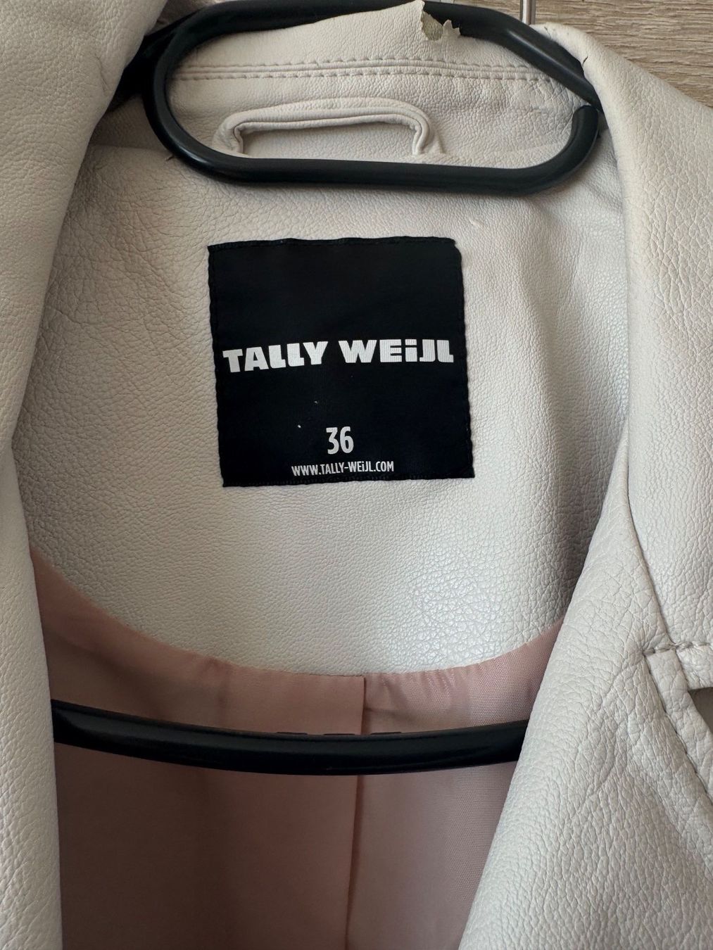 Tally Weijl Giacche: Veste faux cuire beige clair – Usato da Montreux venduto da Izapechee 2