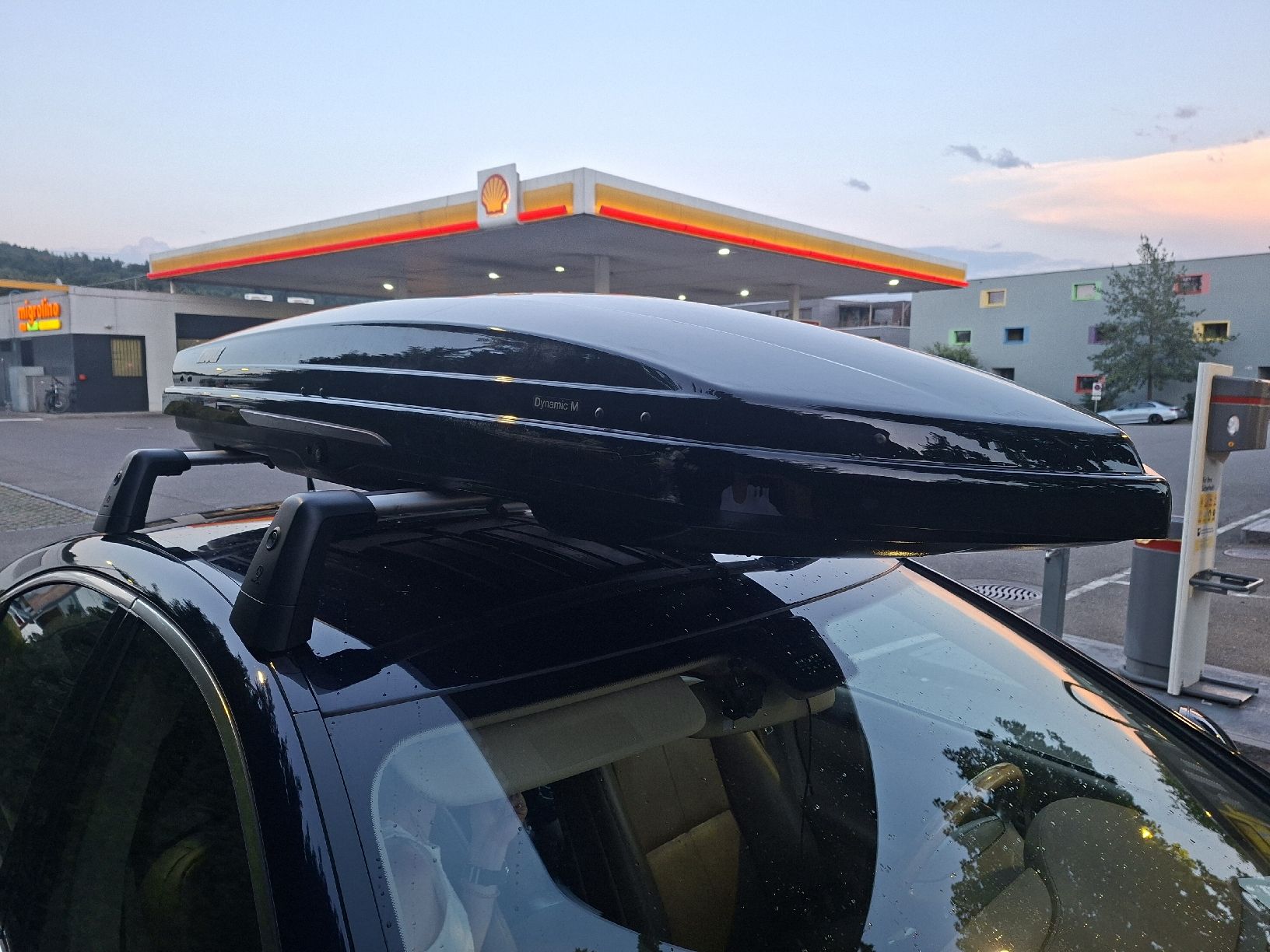 Thule Box da tetto: Dachbox Thule Dynamik M Schwarz Riss aber noch gut – Difettoso da Zürich venduto da Mountainswiss88 1