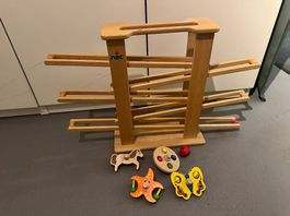 Nuc Holzkugelbahn mit vielen Spielsachen