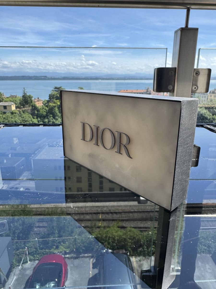 Tutte le decorazioni: Présentoir Dior effet marbre et métal – Nuovo e nell'imballaggio originale da Neuchatel venduto da mar_9blm 1