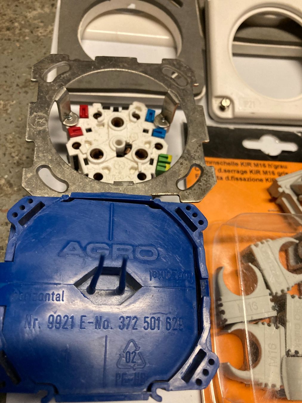 Spine: Elektroinstallationsmaterial, divers, ungebraucht – Nuovo (secondo la descrizione) da Aarau venduto da cooper05 1
