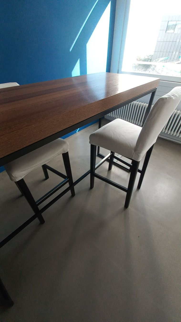 Tavoli: Hoher Tisch mit 4 Hochstühlen – Usato da Zürich venduto da ver_5cjl 3