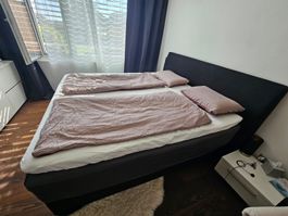Boxspringbett 180x200 mit zwei Nachttischen