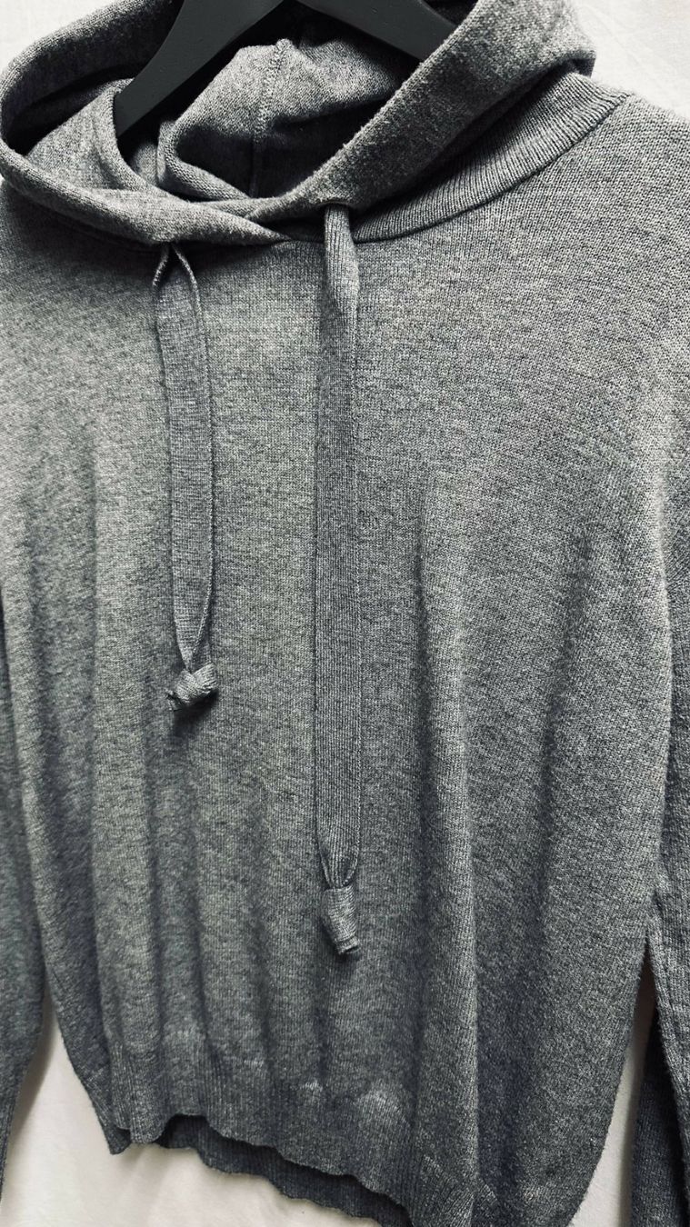 Maglioni & Felpe: Grauer Kapuzen Pullover S / M – Nuovo e nell'imballaggio originale da Sarmenstorf venduto da taosun 1