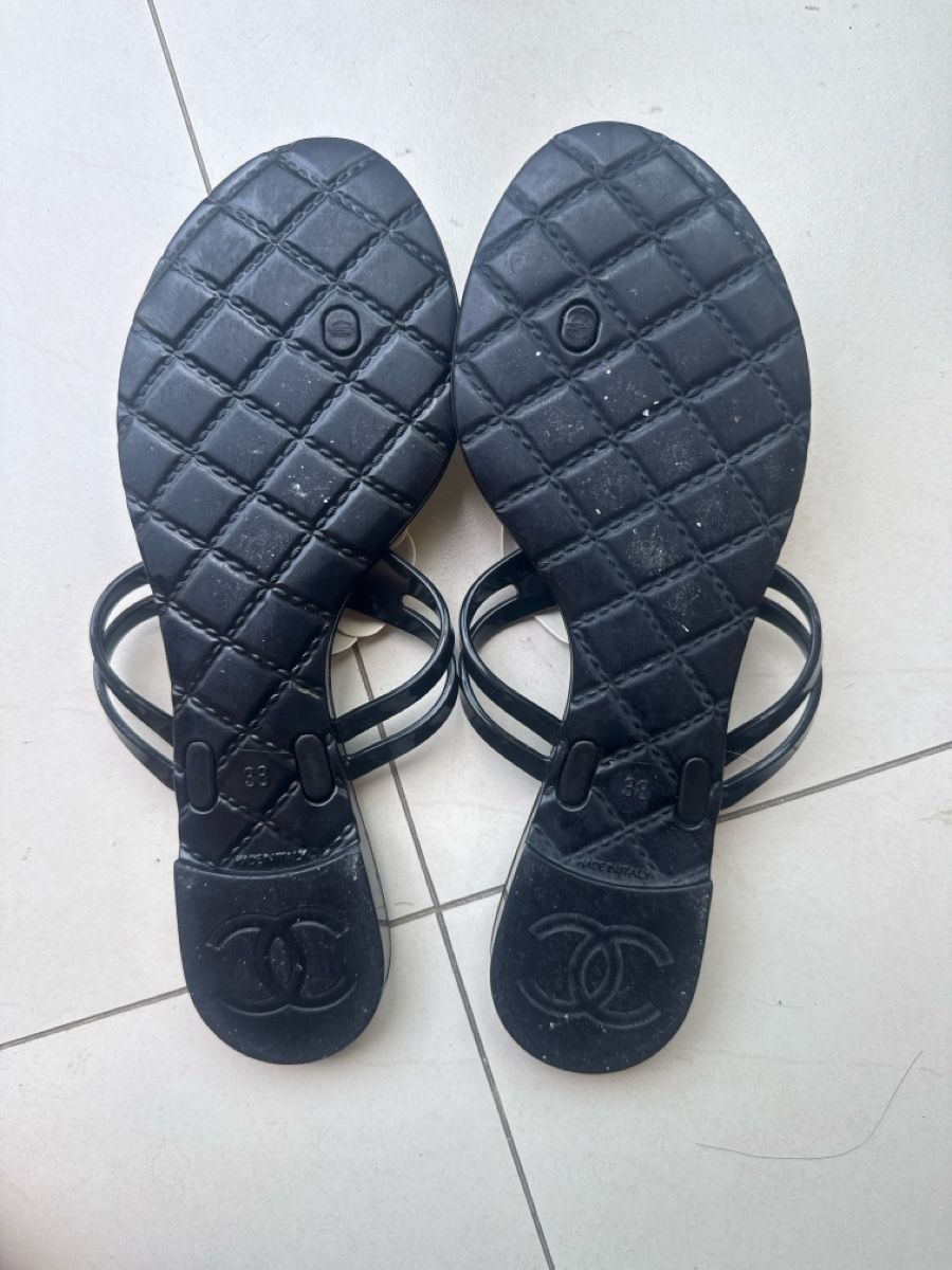 Chanel Scarpe da donna: Tongs CHANEL Camélia Taille 38 – Usato da Davos Dorf venduto da gin_8k9d 1