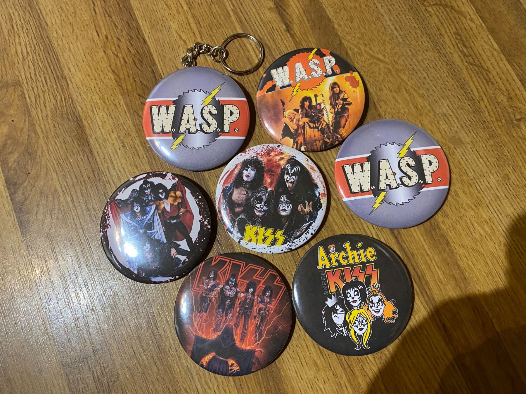 Plaketten & Abzeichen: Kiss,WASP Flaschenoeffner,Magnete,Anstecker – Neu (gemäss Beschreibung) aus Basel von FatCatPacksTheRatt