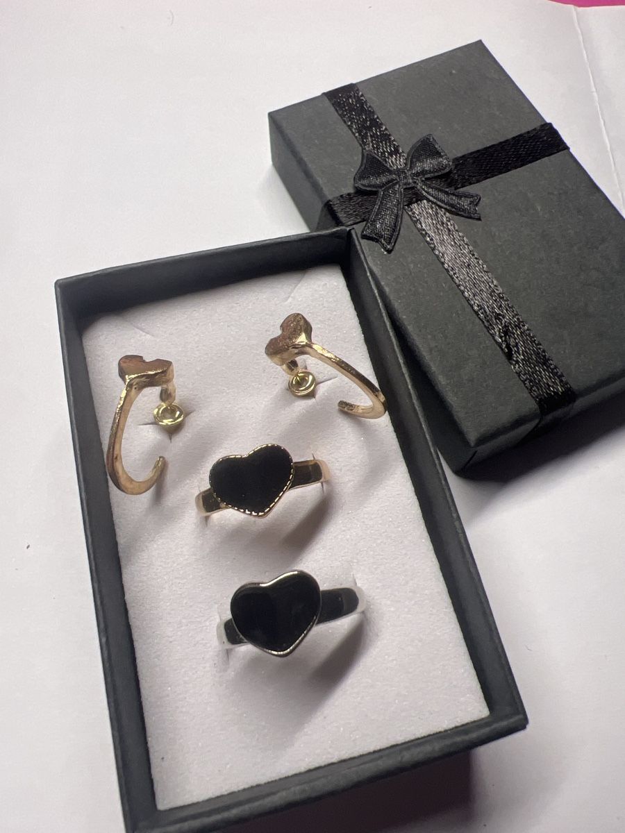 Sonstiger Schmuck: Lot de Bijoux Coeur Noir & Doré – Neu und originalverpackt aus Chenens von anasantos90