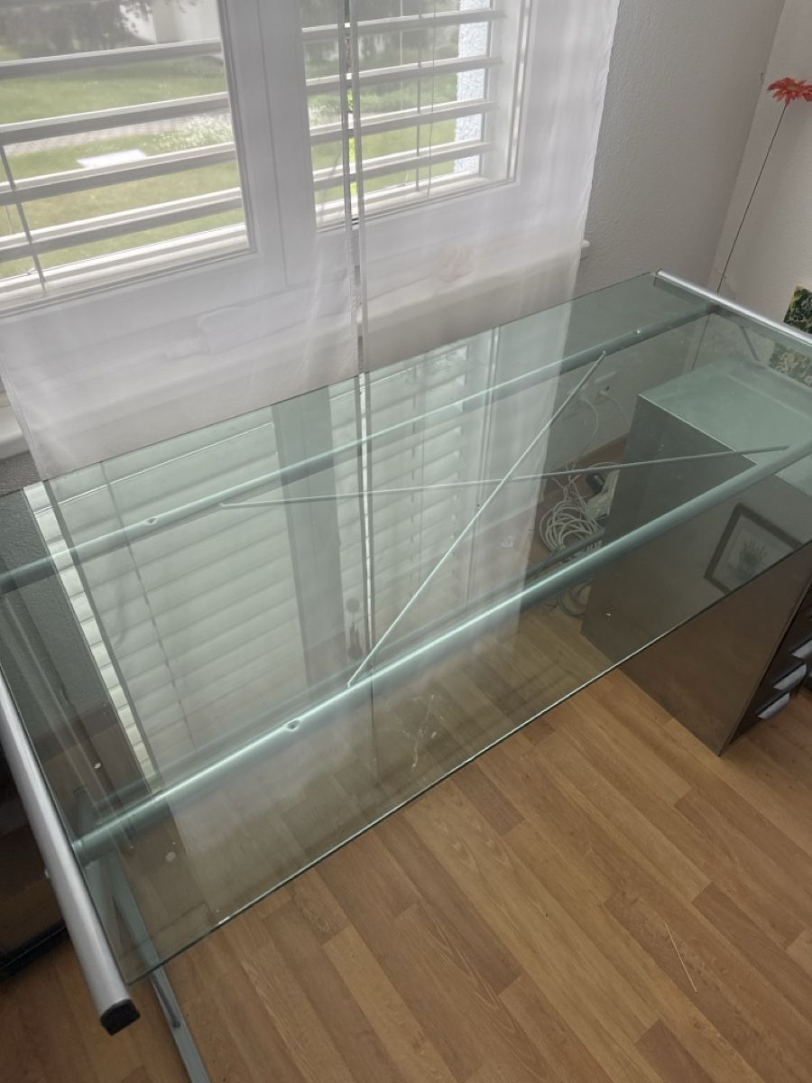 Scrivanie: Pult aus Glas – Usato da Gossau SG venduto da Jmasterj