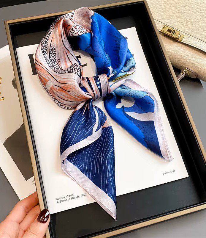 Foulard & Sciarpe: Schöner Seidenschal, neu – Nuovo e nell'imballaggio originale da Laufen venduto da flowerfan 1