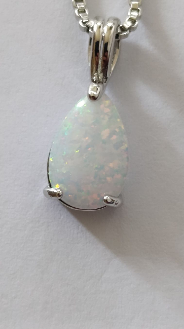 Catenine: Collier avec pendentif Opale Blanche en Acier – Usato da Genève venduto da EcrinVintage 1