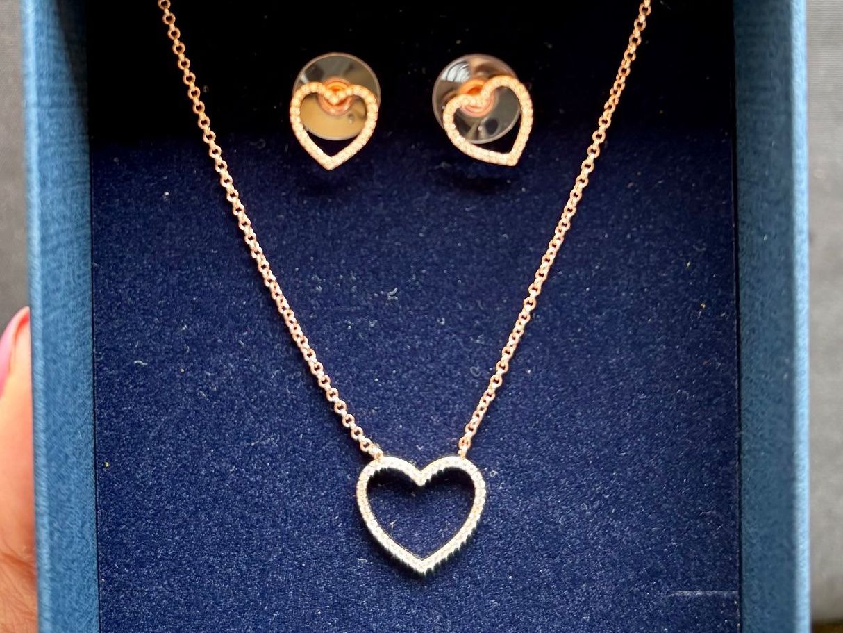 Altri gioielli: Heart Necklace & Stud Earring Set, Rose Gold – Nuovo (secondo la descrizione) da Zürich venduto da cha_jz8q 1