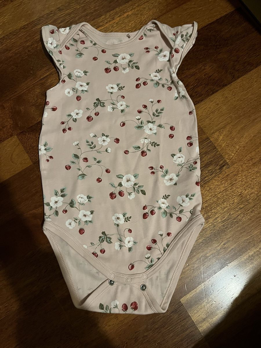 C&A Biancheria intima: Babybody mit Erdbeeren, Grösse 92 – Usato da Männedorf venduto da Qurop