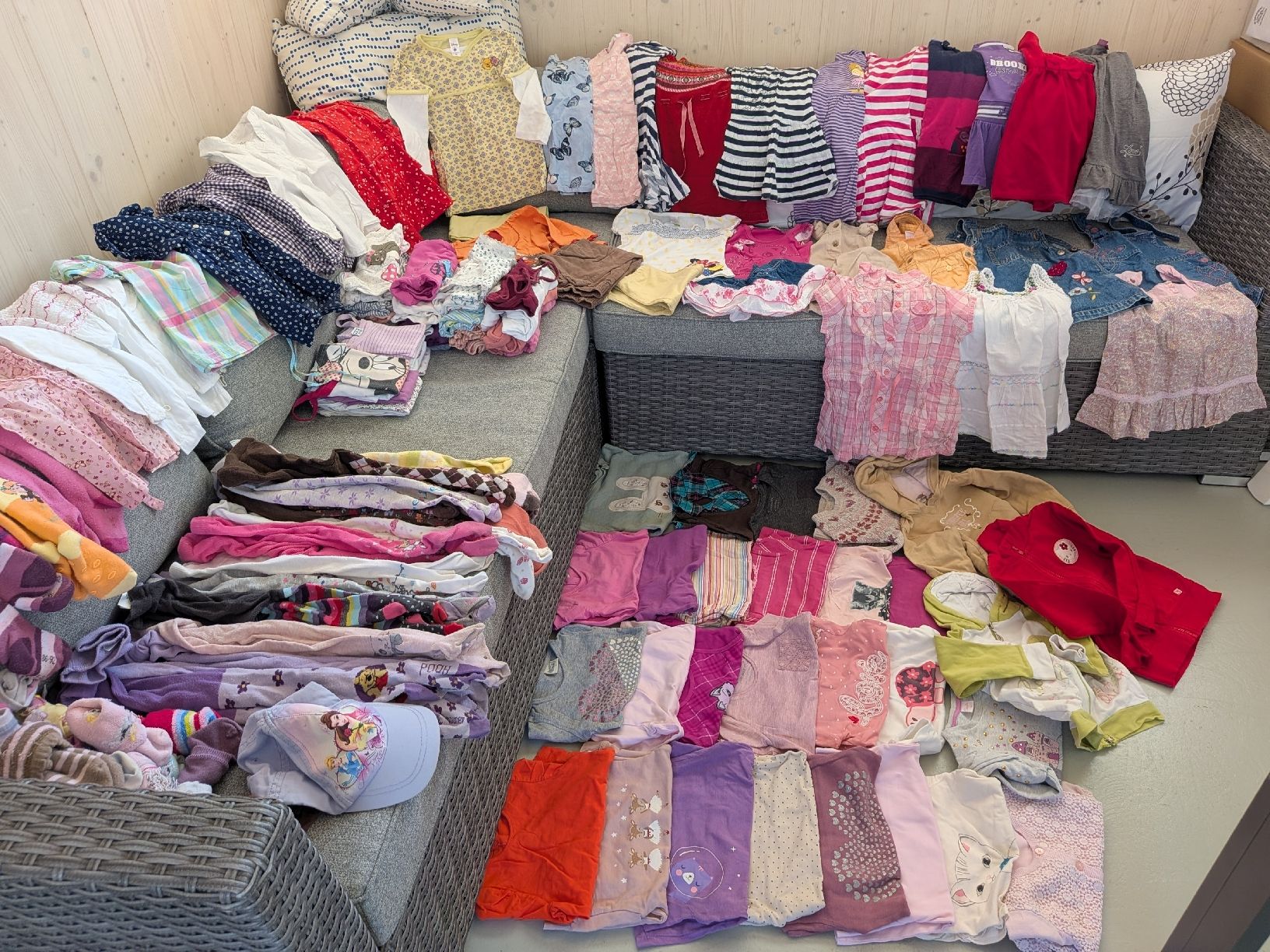 Lotti & Set di vestiti: Mädchen Kleider Set 250 Artikel 86/92 – Usato da Unteriberg venduto da Minka99 1
