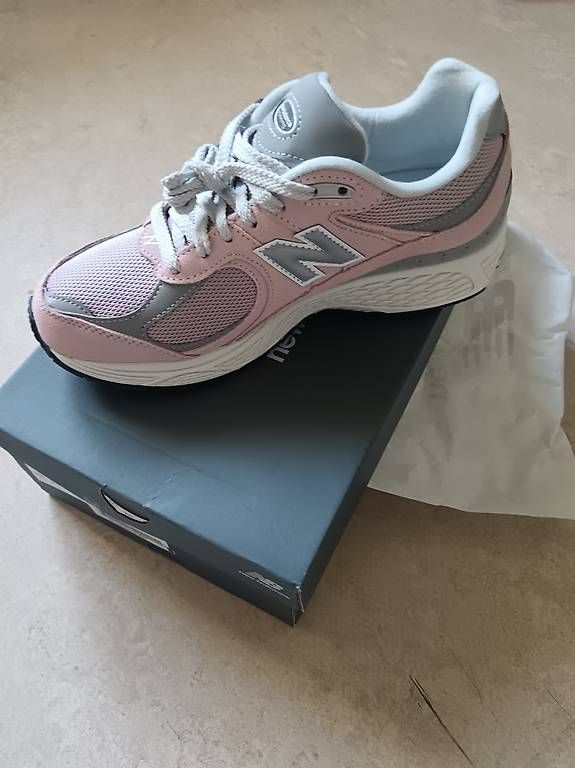 Chaussures femmes: New Balance 2002 size 39.5 – D'occasion à Glattbrugg par cam_wsk9 1