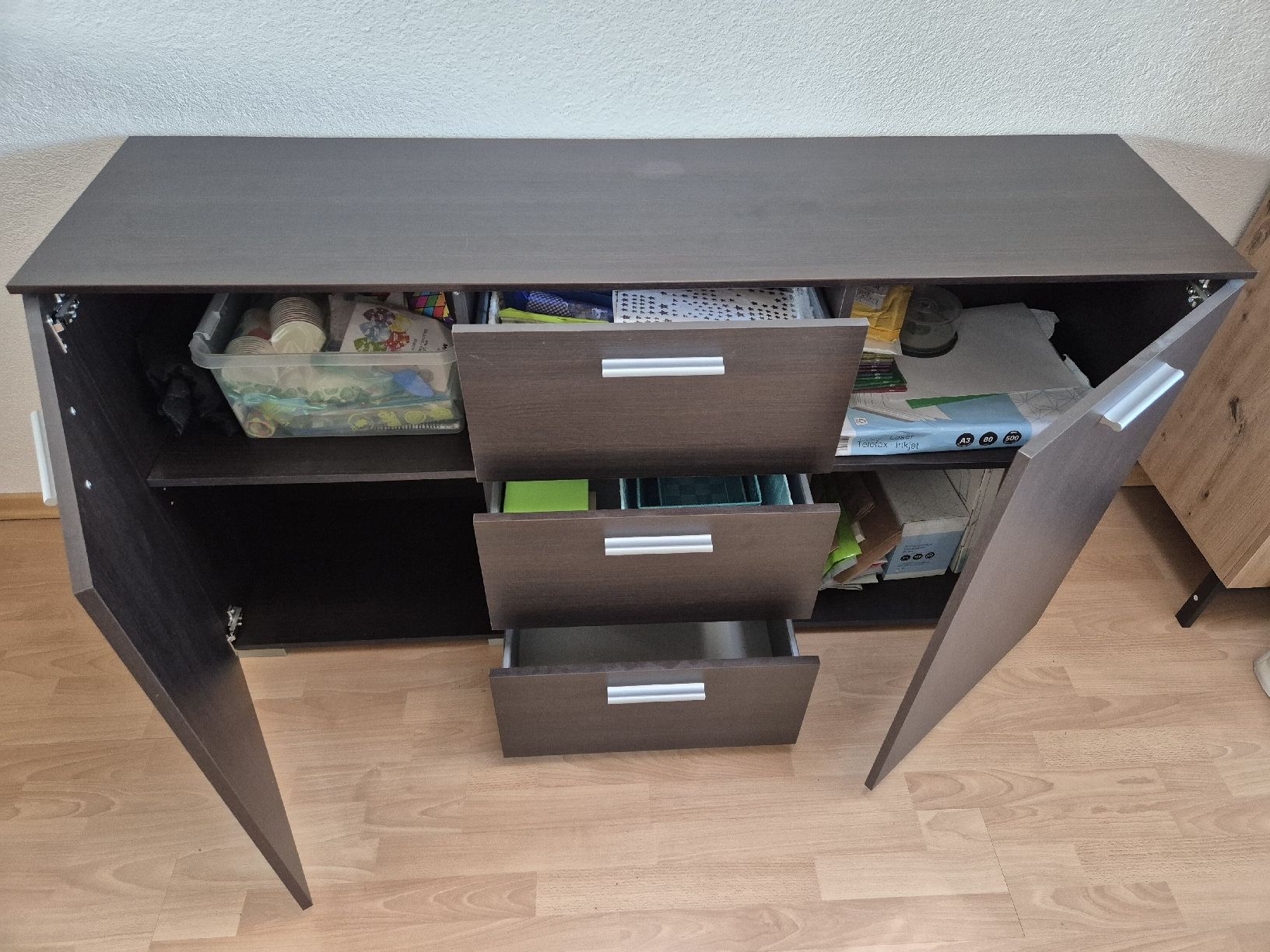 Ikea Cassettiere: Kommode schwarzbraun mit Schubladen & Türchen – Usato da Embrach venduto da Delilah33 1