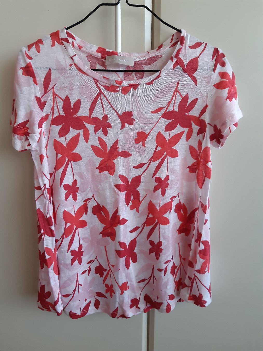 Stefanel T-shirts: STEFANEL - Top imprimés fleurs TXS – D'occasion à Cressier - NE par bloomydays 2