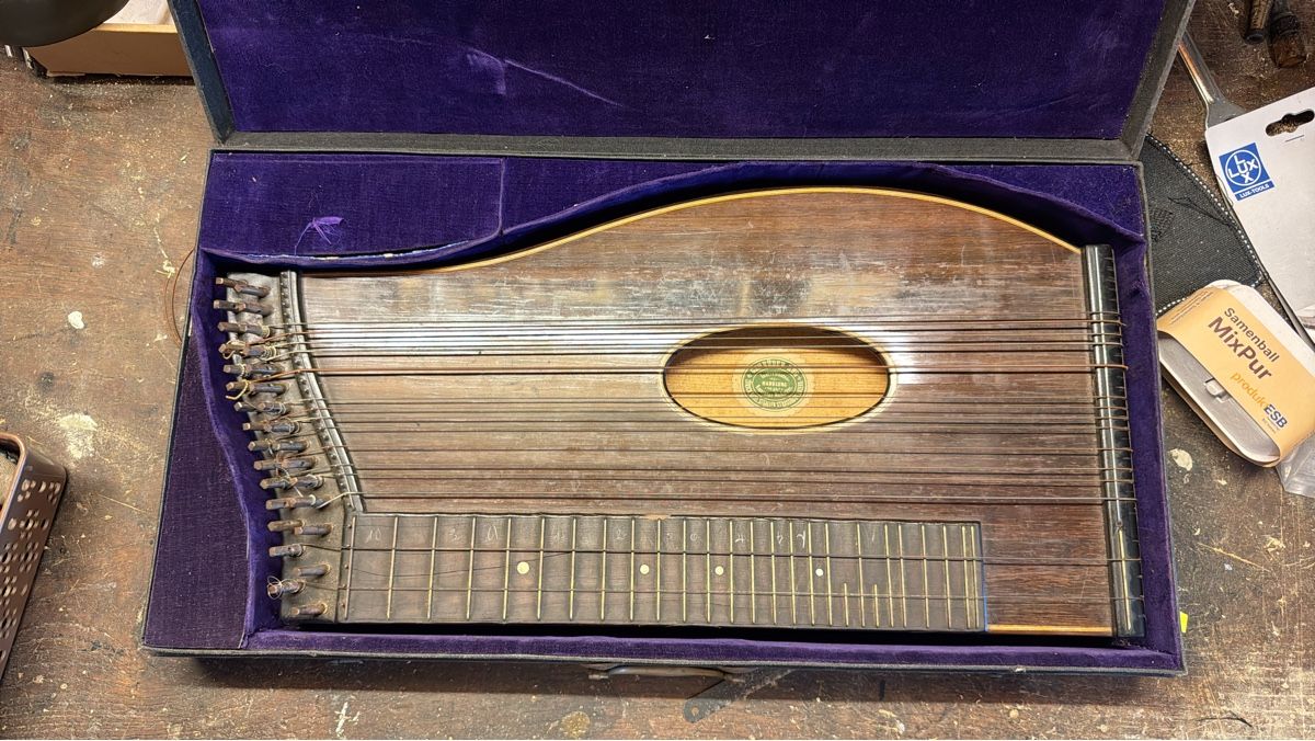 Strumenti musicali: Antike Zither mit Koffer, Holzinstrument – Usato da Liestal venduto da SladeCH