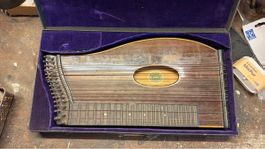 Antike Zither mit Koffer, Holzinstrument