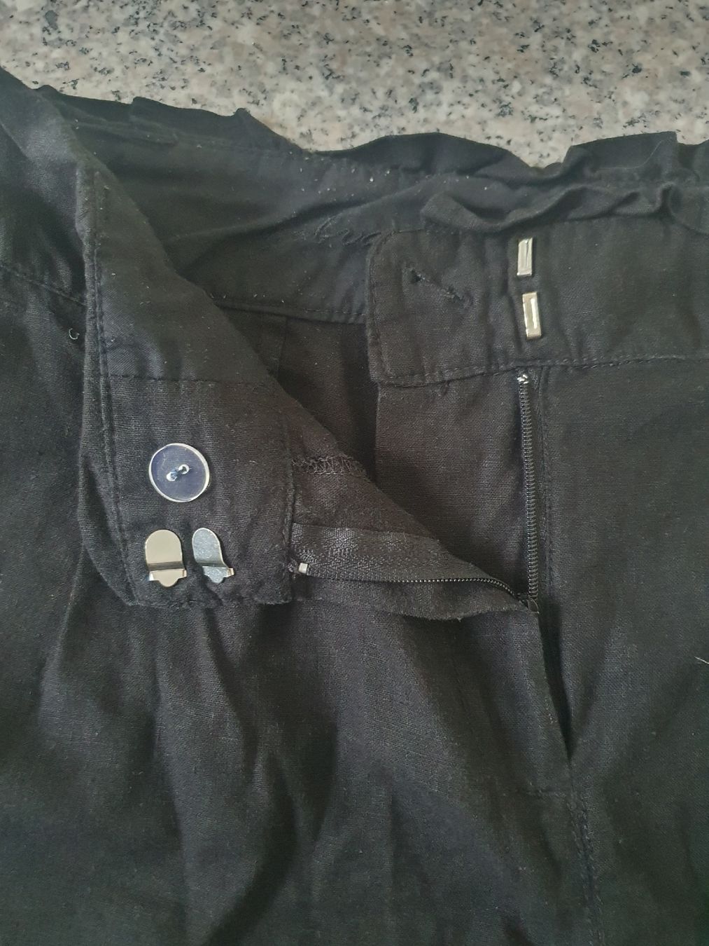Pantaloni: Schwarze Shorts Gr. 38. – Usato da Moosseedorf venduto da Sonnenschein.. 1