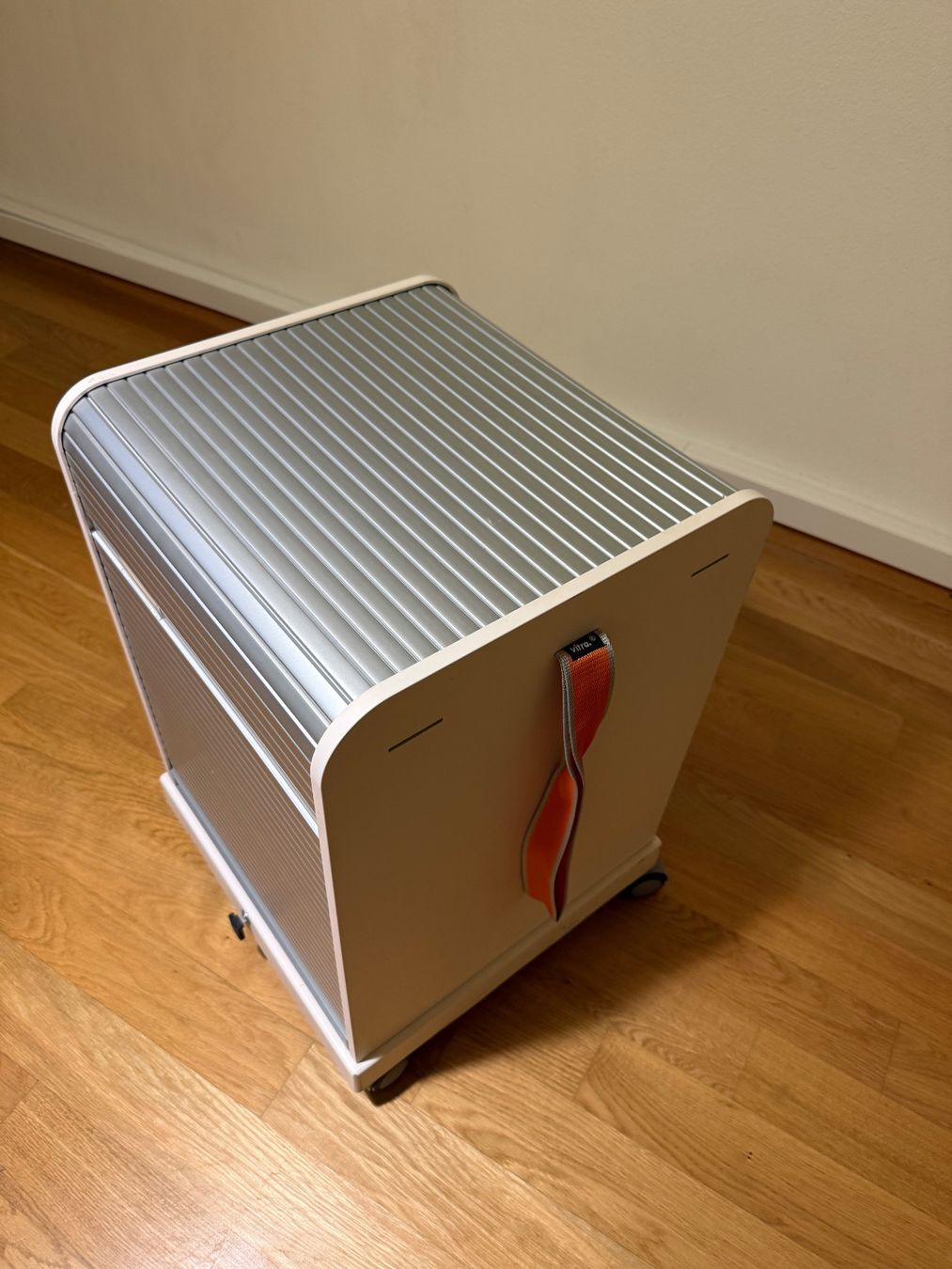 Vitra Banconi: Vitra Follow Me 1 Rollcontainer – Designklassiker – Usato da Basel venduto da HippiBus123 1