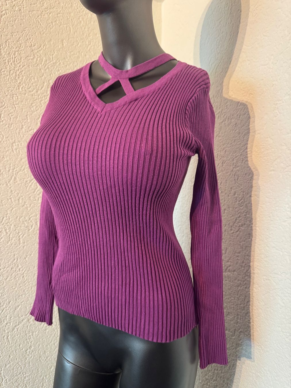 Maglioni & Felpe: Lila strickpullover mit gekreuztem V- Ausschnitt Gr S Geripp – Usato da Frenkendorf venduto da Style365 1