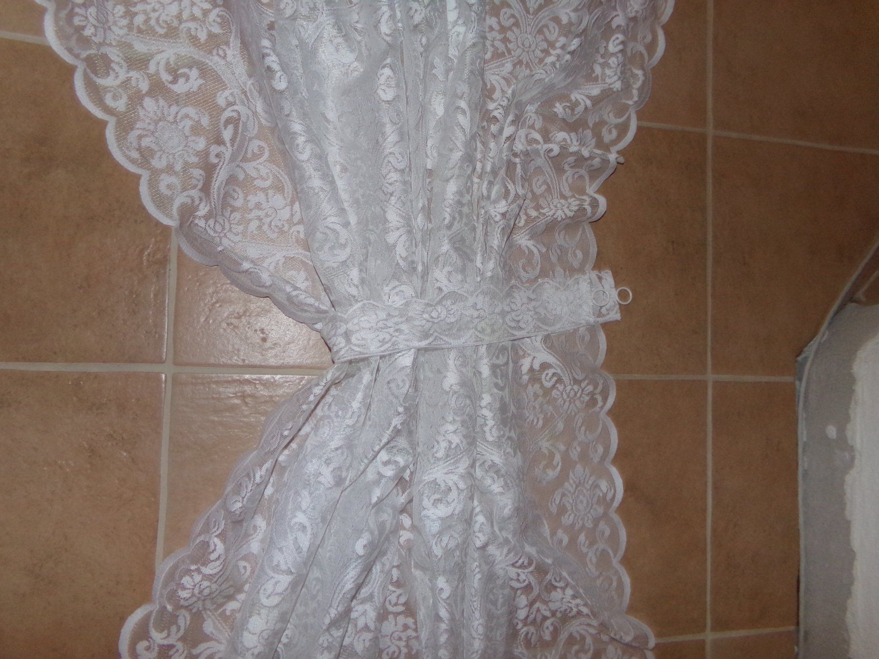 Tende: 2 SPITZENSCHALS VON 4 STÜCK MIT RAFFHALTER 150 X 235 CM – Usato da Egnach venduto da VILLA_ROSA 2