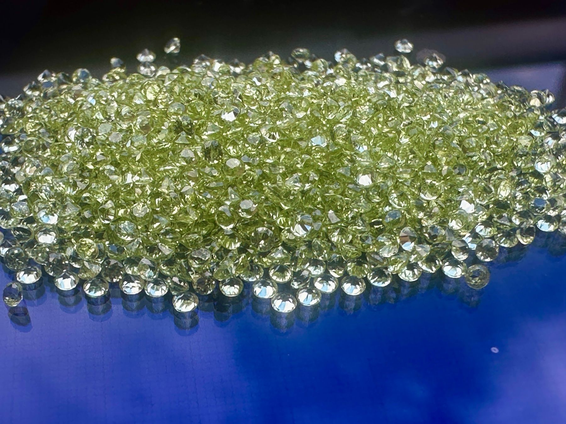 Edelsteine: 100 Stück fein brillantgeschliffene Peridot-Pointer 1,5 mm – Neu (gemäss Beschreibung) aus Langenthal von Seelenfreunde 4