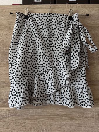 Jupe blanc a motif fleuri noir