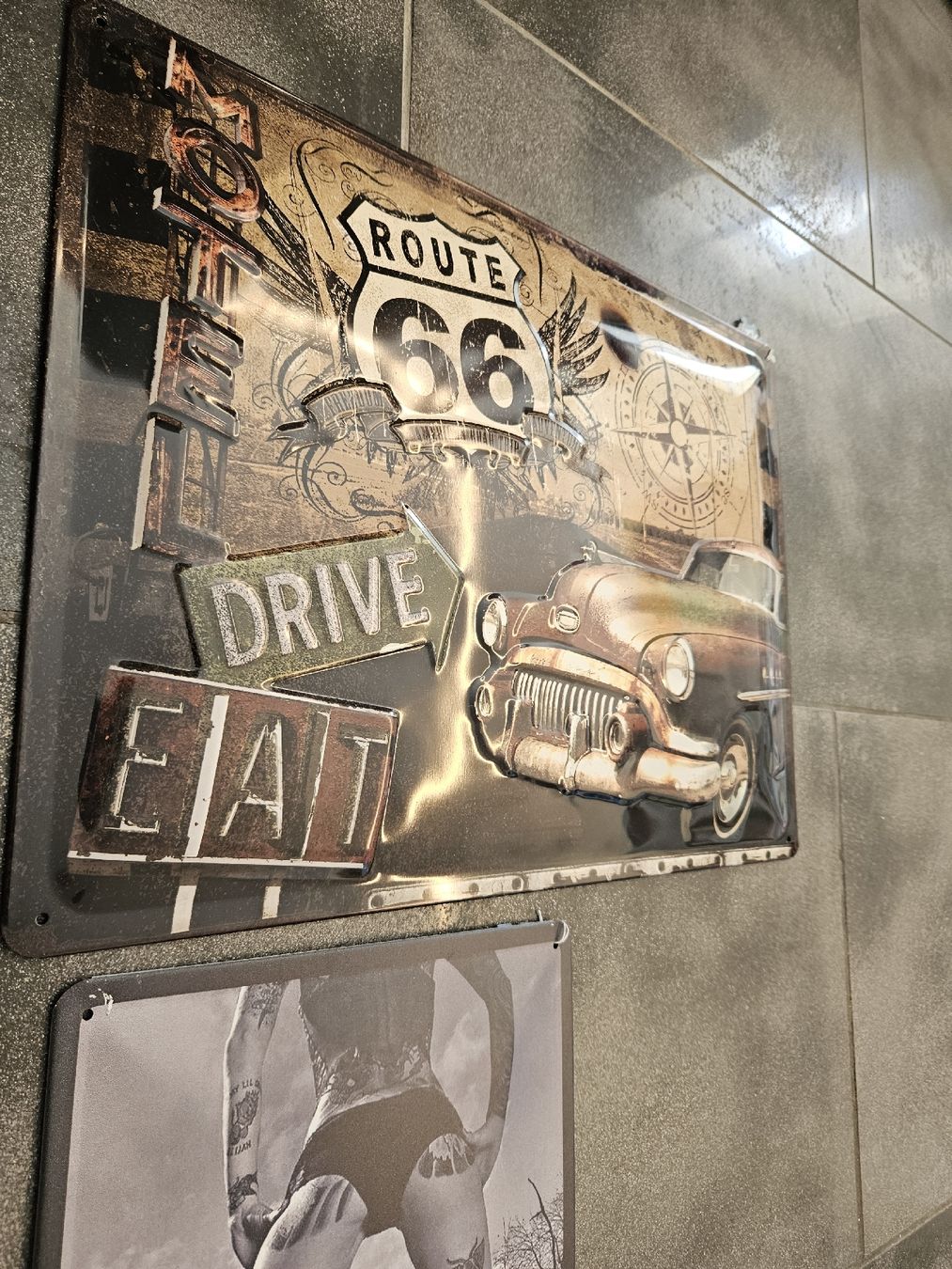 Insegne: 2x Route 66 Blechschilder Oldtimer Pin-up girl – Nuovo (secondo la descrizione) da Anwil venduto da tamoos 2